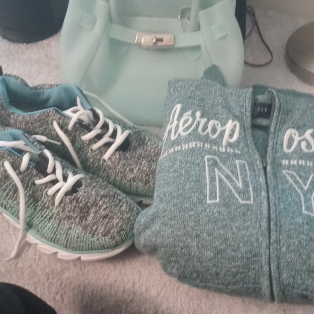 Outfit to go jeans sneakers purse hoodie